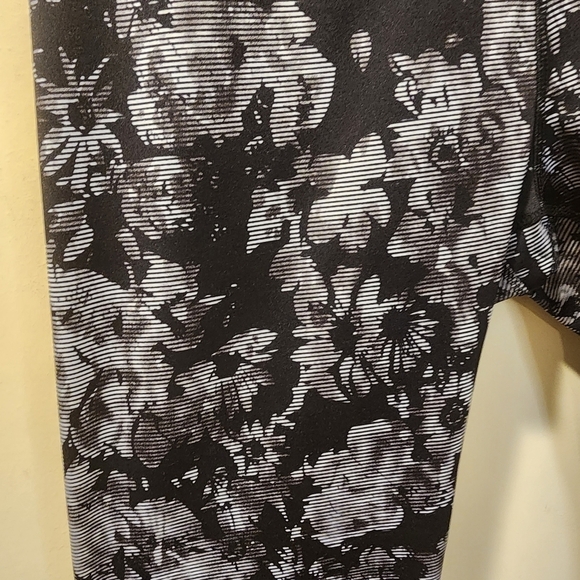 RBX Live Life Active Women's  Gray floral capri athletic leggins size L - Picture 9 of 11